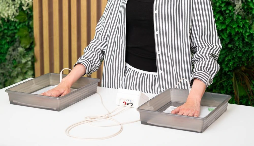 Treating palmar hyperhidrosis with Hidroxa iontophoresis machine